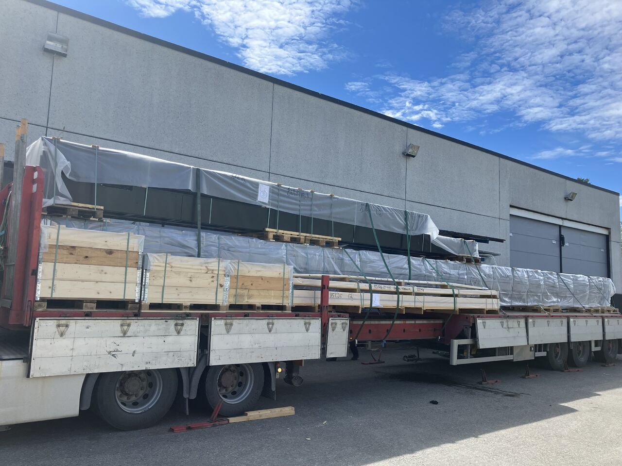 Transport av langt industriutstyr og komponenter på lastebil for industrikunde