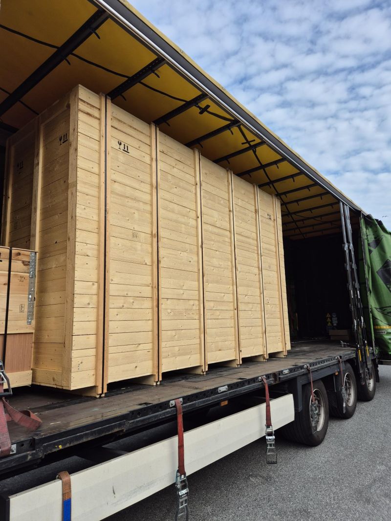 Koordinert transportoppdrag med store trekasser fra lasting til levering