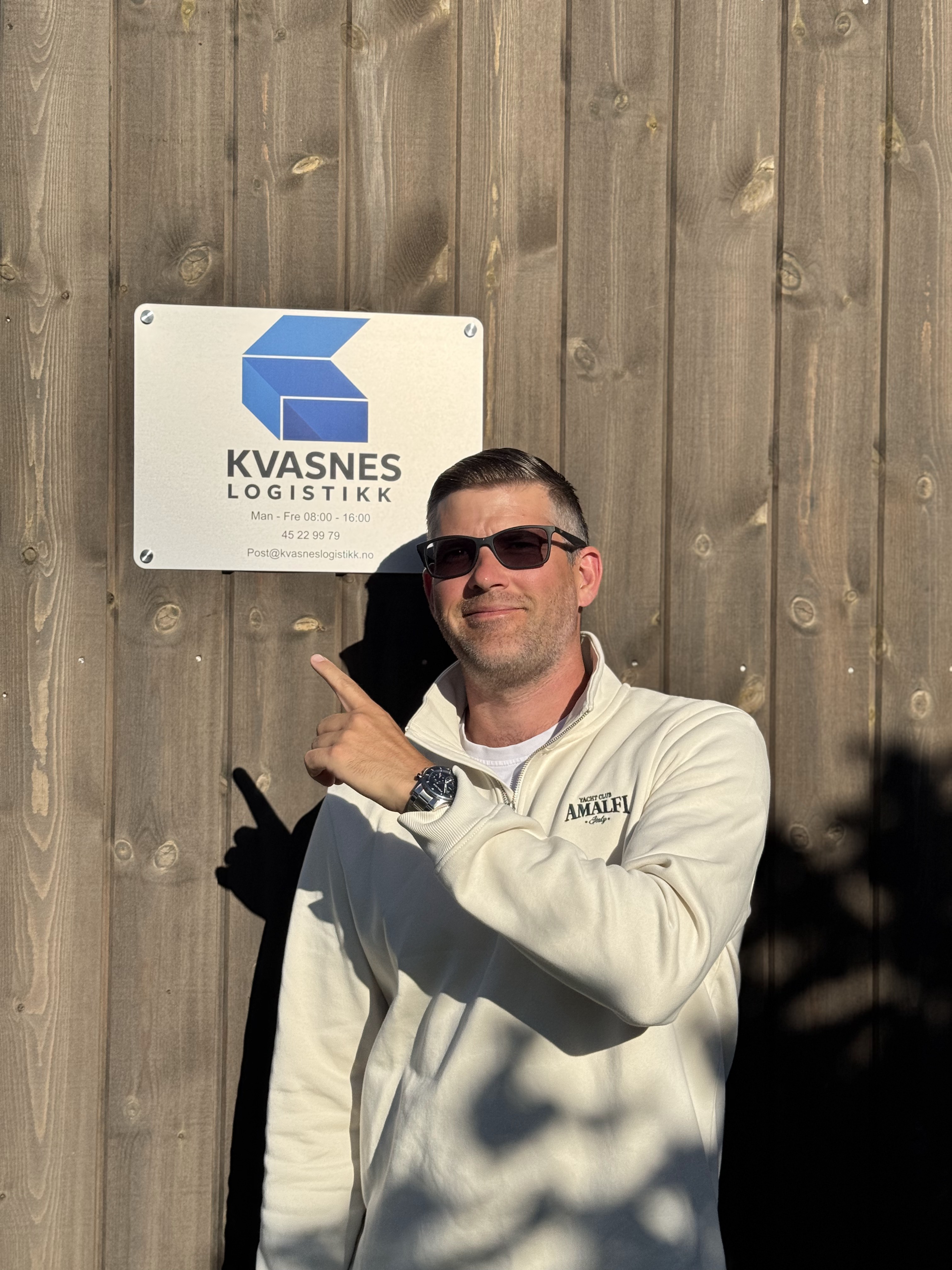 Roger Kvasnes foran skiltet til Kvasnes Logistikk i Siljan